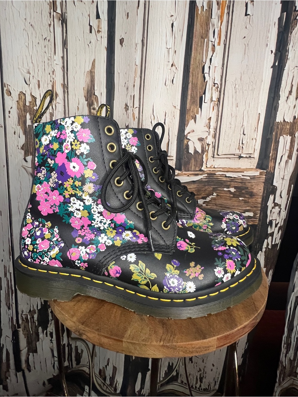 TRENDY & STYLISH Dr. Martens Black Floral Lace-Up Combat Boots - Picture 4 of 9